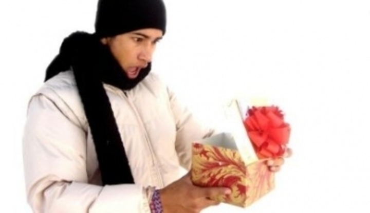 Muž rozbaluje dárek