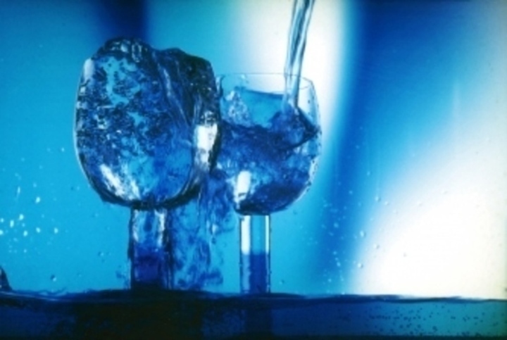 Voda nalévaná do sklenic