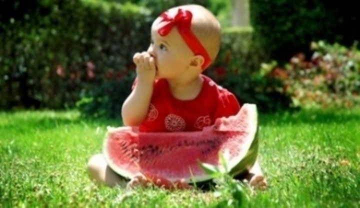Dítě s melounem na trávníku