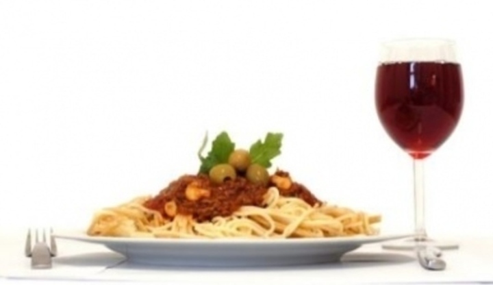 Talíř se špagetami, sklenice vína